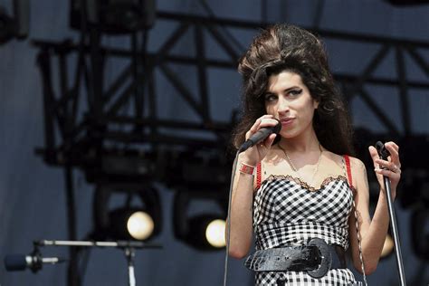 Amy winehouse performs mr magic